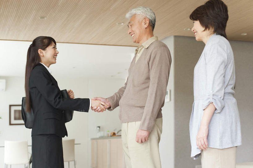 东方人,三个人,夫妻,商务人士,商务女性,站,握手,笑,微笑,露齿笑,横图,室内,白天,侧面,爱情,天花板,桌子,相框,照明,亚洲,套装,装饰,木制,墙,灯光,浪漫,注视,黄种人,顶灯,顾客,墙壁,墙面,灯,一个,白色,木制品,灯具,观察,看,站着,恩爱,恋人,单个,观看,华丽,修饰,照亮,点缀,察看,照明设备,关注,商务装,工薪阶层,衬托,美观,雅致,雅观,老年男性,老年女性,男人,男性,年轻女性,女人,女性,亚洲人,夫妇,情侣,白领,上班族,搀手,拉手,手搀手,手拉手,手牵手,手握手,站立,半身,彩图,伴侣