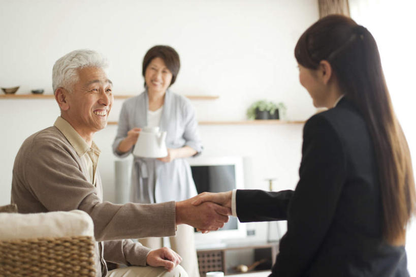 东方人,背部,三个人,夫妻,商务人士,商务女性,客厅,站,坐,握手,笑,微笑,露齿笑,横图,室内,白天,正面,爱情,电脑,笔记本电脑,植物,沙发,电视,亚洲,握,套装,环保,装饰,网络,壶,盆栽,陶瓷,盆景,陶瓷制品,浪漫,拿,拿着,注视,黄种人,通讯设备,顾客,水壶,一个,绿色,白色,自然,茶壶,液晶电视,观察,看,站着,恩爱,清晰,握着,恋人,轻薄,生长,单个,成长,观看,华丽,修饰,回收,点缀,资源,察看,无线,起居室,关注,彩电,通信设备,商务装,无线网络,布艺沙发,无线上网,便携式电脑,利用,工薪阶层,便携,低碳,循环,衬托,美观,雅致,雅观,彩色电视机,客堂,手提电脑,老年男性,老年女性,男人,男性,年轻女性,女人,女性,亚洲人,夫妇,情侣,白领,上班族,电视机,手握手,站立,坐着,半身,彩图,伴侣,高清