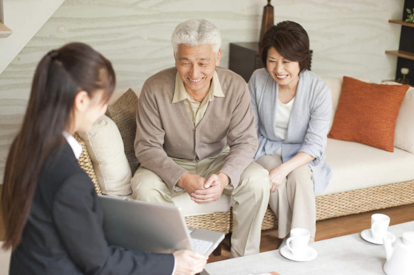 东方人,三个人,夫妻,商务人士,商务女性,客厅,坐,捧,笑,微笑,露齿笑,横图,俯视,室内,白天,爱情,电脑,笔记本电脑,壁纸,靠垫,沙发,杯子,亚洲,花纹,套装,网络,壶,图案,陶瓷,墙,靠枕,陶瓷制品,浪漫,茶几,注视,黄种人,通讯设备,顾客,墙壁,墙面,水壶,一个,白色,茶壶,水杯,抱枕,枕头,观察,看,橙色,恩爱,恋人,单个,观看,察看,无线,起居室,关注,通信设备,商务装,无线网络,布艺沙发,无线上网,便携式电脑,工薪阶层,客堂,手提电脑,老年男性,老年女性,男人,男性,年轻女性,女人,女性,亚洲人,夫妇,情侣,白领,上班族,茶杯,墙纸,端,端着,捧着,手捧,坐着,半身,彩图,高角度拍摄,伴侣