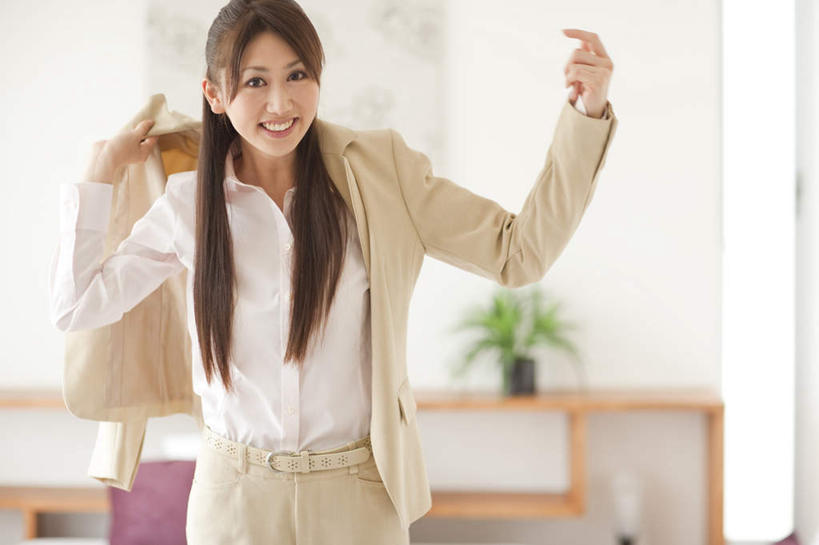 东方人,一个人,商务人士,商务女性,走,笑,微笑,露齿笑,横图,室内,白天,正面,西装,植物,柜子,亚洲,仅一个年轻女性,仅一个女性,仅一个人,套装,正装,装饰,盆栽,盆景,职业装,黄种人,穿,衣服,绿色,白色,自然,橱柜,生长,成长,华丽,修饰,点缀,穿着,商务装,工薪阶层,衬托,美观,雅致,雅观,年轻女性,女人,女性,亚洲人,白领,上班族,步行,走路,半身,彩图