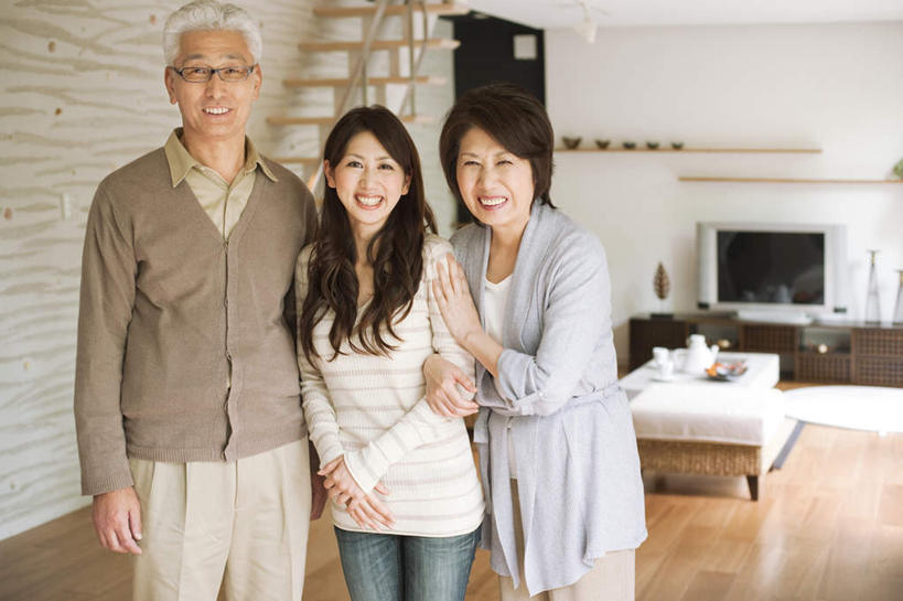 东方人,家庭,夫妻,母亲,父亲,女儿,客厅,站,抱,笑,微笑,露齿笑,横图,室内,白天,正面,爱情,家具,楼梯,电视,亚洲,服装,环保,木制,阶梯,浪漫,茶几,注视,休闲装,黄种人,台阶,衣服,绿色,木制品,液晶电视,观察,看,手放前,站着,休闲,温暖,温馨,父女,母女,三口之家,一家人,休闲服,恩爱,父爱,母爱,清晰,恋人,服饰,轻薄,抱着,观看,回收,和睦,资源,察看,起居室,搂着,关注,彩电,利用,便携,低碳,循环,彩色电视机,老年男性,老年女性,男人,男性,年轻女性,女人,女性,亚洲人,年轻人,手臂,夫妇,情侣,电视机,怀抱,搂,搂抱,相抱,拥抱,站立,半身,彩图,伴侣,融洽,高清