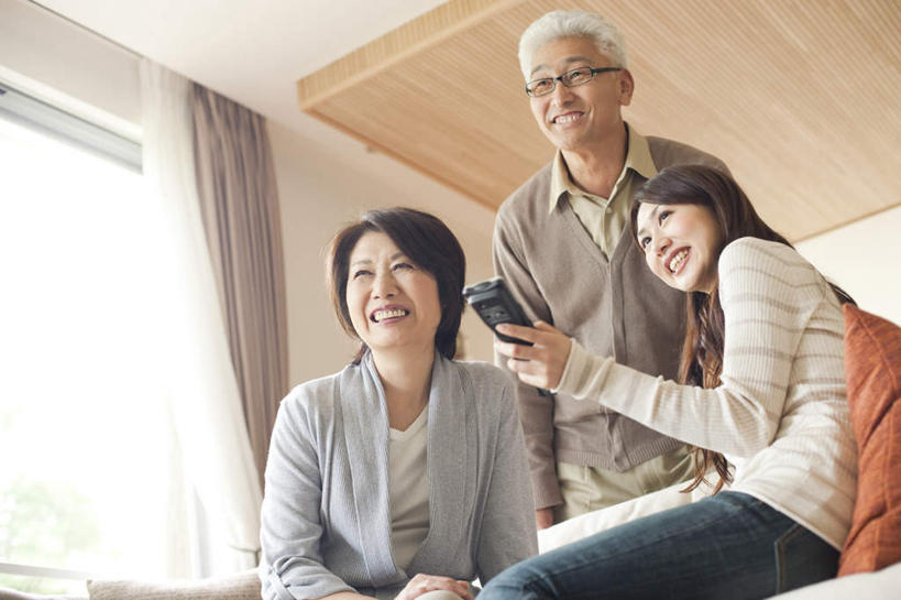 东方人,家庭,夫妻,母亲,父亲,女儿,客厅,站,坐,笑,微笑,露齿笑,横图,室内,白天,仰视,爱情,窗户,窗帘,靠垫,落地窗,沙发,天花板,亚洲,撑,握,服装,装饰,木制,靠枕,浪漫,拿,拿着,注视,休闲装,黄种人,玻璃窗,一个,衣服,紫色,白色,帘子,木制品,抱枕,遥控器,枕头,观察,看,站着,休闲,温暖,温馨,父女,母女,三口之家,一家人,休闲服,橙色,遮阳,恩爱,父爱,母爱,握着,恋人,服饰,单个,观看,华丽,修饰,点缀,和睦,察看,起居室,撑着,关注,布艺沙发,衬托,美观,雅致,雅观,客堂,老年男性,老年女性,男人,男性,年轻女性,女人,女性,亚洲人,年轻人,夫妇,情侣,站立,坐着,半身,彩图,低角度拍摄,伴侣,融洽