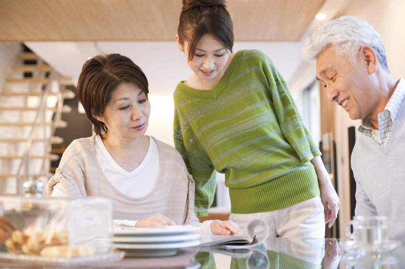 东方人,家庭,夫妻,母亲,父亲,女儿,客厅,站,坐,笑,微笑,露齿笑,横图,室内,白天,仰视,爱情,阅读,餐桌,家具,楼梯,天花板,桌子,杂志,亚洲,撑,学习,服装,木制,陶瓷,阶梯,陶瓷制品,浪漫,注视,休闲装,黄种人,台阶,三个,衣服,盘子,木制品,观察,看,站着,休闲,温暖,温馨,父女,母女,三口之家,一家人,休闲服,恩爱,父爱,母爱,读书,浏览,恋人,服饰,餐台,观看,和睦,察看,起居室,撑着,关注,老年男性,老年女性,男人,男性,年轻女性,女人,女性,亚洲人,年轻人,夫妇,情侣,站立,坐着,半身,彩图,低角度拍摄,伴侣,融洽