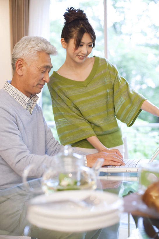 东方人,两个人,家庭,父亲,女儿,站,坐,笑,微笑,露齿笑,竖图,室内,白天,正面,电脑,笔记本电脑,植物,餐桌,窗户,落地窗,桌子,餐具,玻璃,一把,敲打,服装,透明,网络,壶,叉,拿,拿着,注视,休闲装,黄种人,输入,通讯设备,玻璃窗,玻璃制品,水壶,树,树木,三个,一个,衣服,绿色,自然,盘子,茶壶,打字,观察,看,站着,休闲,温暖,温馨,父女,一家人,休闲服,父爱,服饰,生长,单个,成长,餐台,观看,点击,敲击,和睦,察看,无线,关注,通信设备,无线网络,无线上网,便携式电脑,按键,手提电脑,老年男性,男人,男性,年轻女性,女人,女性,亚洲人,进餐用具,烹调用具,站立,坐着,半身,彩图,融洽