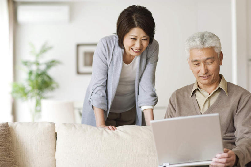 东方人,两个人,客厅,坐,捧,笑,微笑,露齿笑,横图,室内,白天,正面,电脑,笔记本电脑,植物,沙发,相框,撑,服装,装饰,网络,盆栽,墙,盆景,注视,休闲装,黄种人,通讯设备,墙壁,墙面,衣服,绿色,白色,自然,观察,看,休闲,休闲服,服饰,生长,成长,观看,华丽,修饰,一台,点缀,察看,无线,起居室,撑着,关注,通信设备,无线网络,布艺沙发,无线上网,便携式电脑,衬托,美观,雅致,雅观,客堂,手提电脑,老年男性,老年女性,男人,男性,女人,女性,亚洲人,端,端着,捧着,手捧,坐着,半身,彩图