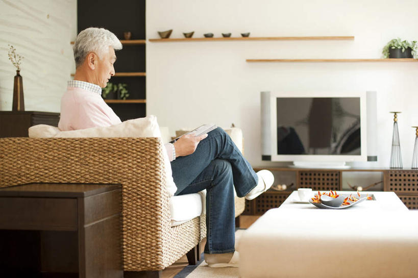 东方人,一个人,客厅,坐,横图,室内,白天,侧面,看书,阅读,植物,柜子,沙发,杯子,电视,书籍,亚洲,仅一个男性,仅一个人,学习,服装,环保,装饰,瓷器,盆栽,咖啡杯,盆景,陶瓷制品,二郎腿,拿,茶几,拿着,注视,休闲装,黄种人,一个,衣服,绿色,白色,自然,书本,橱柜,拖鞋,液晶电视,观察,看,仅一个老年男性,休闲,休闲服,清晰,读书,浏览,服饰,轻薄,生长,单个,成长,观看,华丽,修饰,回收,点缀,资源,察看,起居室,关注,彩电,瓷杯,布艺沙发,利用,便携,低碳,循环,衬托,美观,雅致,雅观,彩色电视机,客堂,老年男性,男人,男性,亚洲人,电视机,书,图书,坐着,彩图,全身,高清