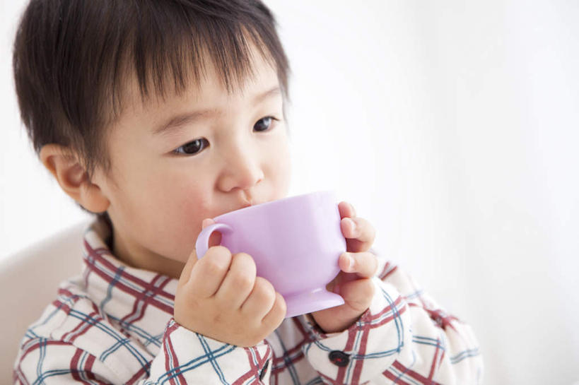 东方人,儿童,一个人,坐,捧,横图,室内,白天,白色背景,正面,衬衫,纯洁,杯子,椅子,亚洲,仅一个男性,仅一个人,喝,格子,塑料,注视,黄种人,小孩,紫色,白色,水杯,塑料制品,观察,看,仅一个小孩,可爱,童年,童趣,摄影,影棚,观看,察看,关注,童真,烂漫,无邪,天真,男孩,男人,男性,亚洲人,孩子,茶杯,端,端着,捧着,手捧,坐着,半身,彩图,影棚拍摄,衬衣,拍摄,短发,男生