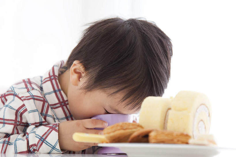 点心,东方人,儿童,一个人,坐,捧,横图,室内,白天,白色背景,正面,衬衫,下午茶,纯洁,杯子,亚洲,仅一个男性,仅一个人,两块,三块,喝,格子,食品,注视,黄种人,食物,糕点,小孩,水杯,饼干,零食,低头,观察,看,仅一个小孩,可爱,童年,童趣,摄影,影棚,观看,察看,关注,童真,烂漫,无邪,天真,男孩,男人,男性,亚洲人,孩子,茶杯,端,端着,捧着,手捧,坐着,半身,彩图,影棚拍摄,衬衣,拍摄,短发,蛋糕,男生