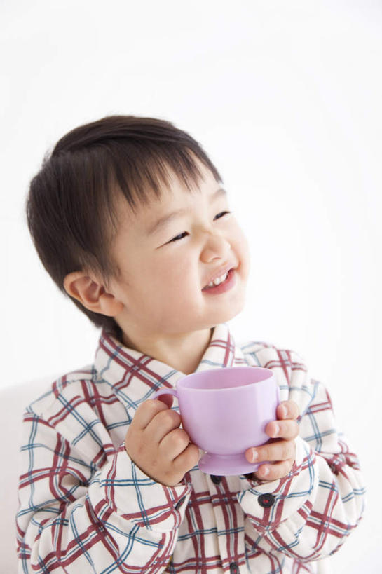 东方人,儿童,一个人,坐,捧,笑,微笑,露齿笑,竖图,室内,白天,白色背景,正面,衬衫,纯洁,杯子,亚洲,仅一个男性,仅一个人,格子,注视,黄种人,小孩,紫色,水杯,观察,看,仅一个小孩,可爱,童年,童趣,摄影,影棚,观看,察看,关注,童真,烂漫,无邪,天真,男孩,男人,男性,亚洲人,孩子,茶杯,端,端着,捧着,手捧,抬头,仰头,坐着,半身,彩图,影棚拍摄,衬衣,拍摄,短发,男生