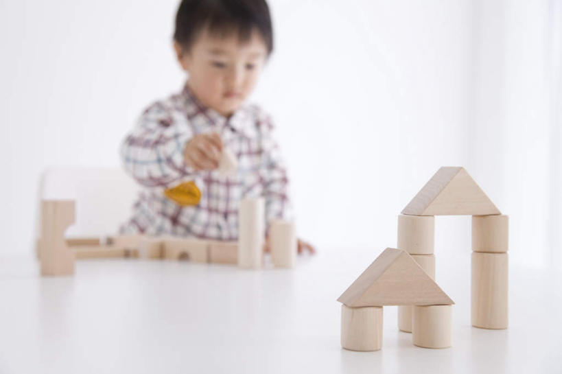 东方人,儿童,一个人,站,横图,室内,白天,白色背景,正面,衬衫,游戏,纯洁,智慧,桌子,玩具,椅子,亚洲,仅一个男性,仅一个人,一堆,许多,堆叠,堆积,朦胧,模糊,木制,格子,拿,玩,拿着,注视,黄种人,娱乐,小孩,白色,木制品,观察,看,站着,仅一个小孩,休闲,积木,可爱,童年,童趣,益智,摄影,影棚,观看,活动,堆,察看,思维,发泄,关注,消遣,智力,想象,童真,烂漫,无邪,宣泄,天真,男孩,男人,男性,亚洲人,孩子,玩耍,嬉戏,站立,半身,彩图,影棚拍摄,衬衣,拍摄,短发,男生