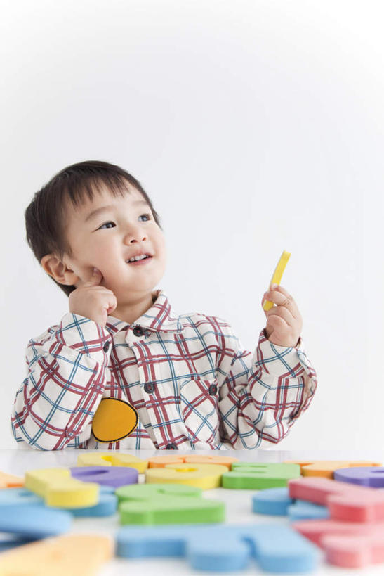 东方人,儿童,一个人,坐,笑,微笑,露齿笑,竖图,室内,白天,白色背景,正面,衬衫,游戏,纯洁,桌子,玩具,亚洲,仅一个男性,仅一个人,许多,朦胧,模糊,英文,标志,格子,文字,字符,字母,拿,玩,拿着,注视,黄种人,娱乐,标识,小孩,黄色,红色,蓝色,绿色,紫色,白色,观察,看,仅一个小孩,休闲,思考,可爱,童年,童趣,益智,摄影,影棚,观看,活动,英文字母,察看,发泄,关注,消遣,智力,童真,烂漫,无邪,宣泄,天真,男孩,男人,男性,亚洲人,孩子,玩耍,嬉戏,坐着,半身,彩图,影棚拍摄,衬衣,拍摄,短发,男生