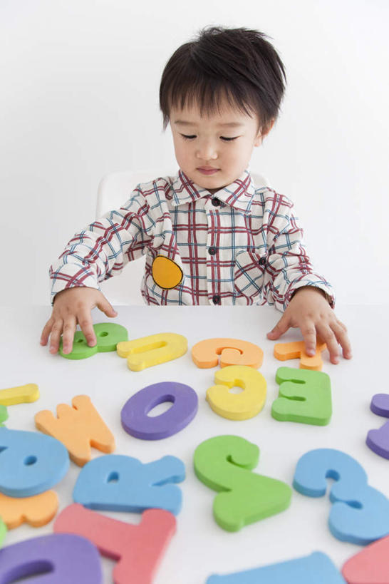 东方人,儿童,一个人,坐,竖图,俯视,室内,白天,白色背景,衬衫,游戏,纯洁,桌子,玩具,亚洲,仅一个男性,仅一个人,许多,英文,标志,格子,文字,字符,字母,拿,玩,拿着,注视,黄种人,娱乐,标识,小孩,红色,蓝色,绿色,紫色,白色,观察,看,仅一个小孩,休闲,橙色,可爱,童年,童趣,益智,摄影,影棚,观看,活动,英文字母,察看,发泄,关注,消遣,智力,童真,烂漫,无邪,宣泄,天真,男孩,男人,男性,亚洲人,孩子,玩耍,嬉戏,坐着,半身,彩图,高角度拍摄,影棚拍摄,衬衣,拍摄,短发,男生