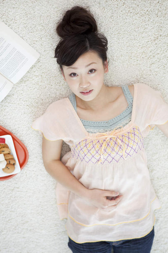 点心,东方人,一个人,躺,竖图,俯视,室内,白天,地毯,书籍,亚洲,仅一个年轻女性,仅一个女性,仅一个人,许多,服装,塑料,陶瓷,食品,陶瓷制品,餐盘,注视,休闲装,黄种人,食物,一个,衣服,粉色,红色,白色,盘子,塑料制品,饼干,零食,打开,观察,看,手放前,休闲,休闲服,服饰,单个,观看,察看,开启,关注,年轻女性,女人,女性,亚洲人,书,图书,躺着,半身,彩图,高角度拍摄