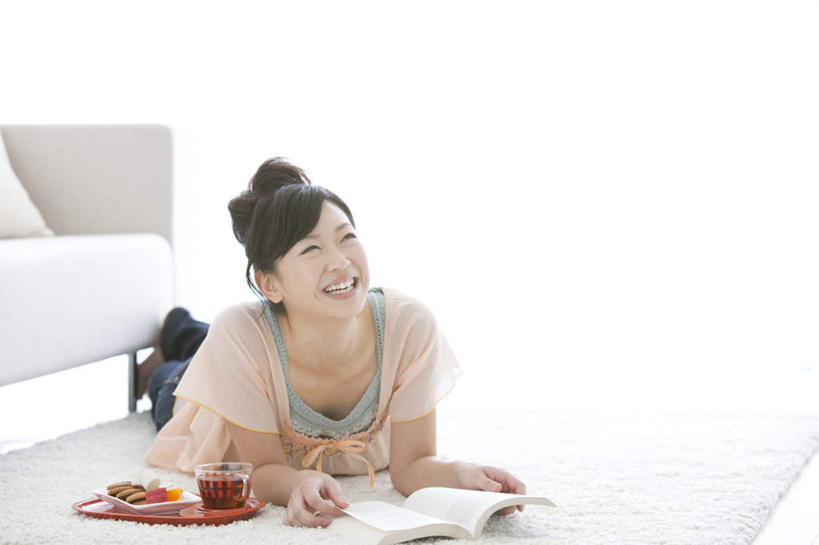 点心,东方人,一个人,客厅,笑,捏,微笑,露齿笑,横图,室内,白天,正面,茶,地毯,靠垫,沙发,杯子,书籍,亚洲,仅一个年轻女性,仅一个女性,仅一个人,撑,服装,透明,塑料,陶瓷,食品,靠枕,陶瓷制品,一杯,捏着,餐盘,注视,休闲装,黄种人,食物,一个,衣服,红色,白色,盘子,水杯,塑料制品,抱枕,枕头,饼干,零食,打开,观察,看,趴着,休闲,休闲服,服饰,单个,观看,察看,起居室,撑着,开启,关注,布艺沙发,客堂,年轻女性,女人,女性,亚洲人,茶杯,书,图书,趴,彩图,全身,书页