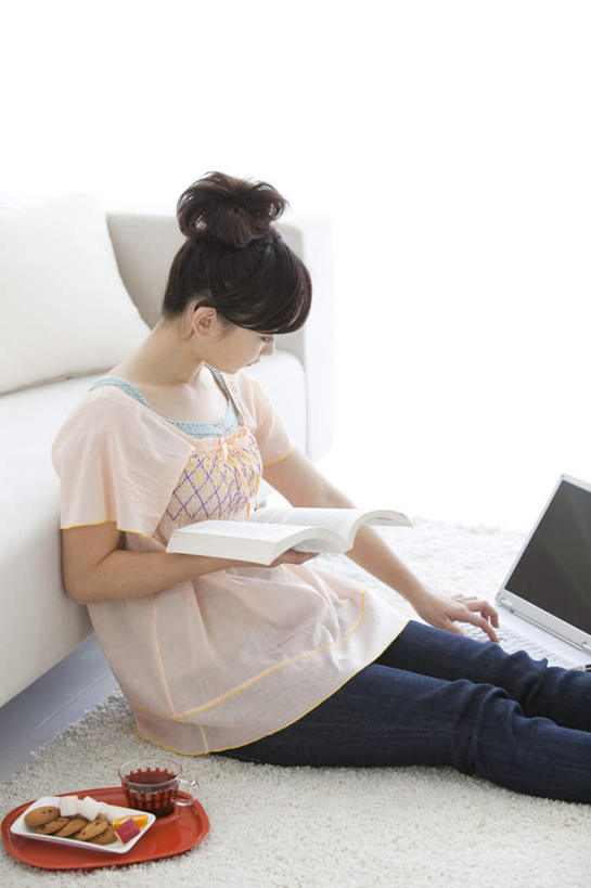 点心,东方人,一个人,客厅,坐,捧,竖图,俯视,室内,白天,电脑,笔记本电脑,茶,靠垫,沙发,杯子,书籍,亚洲,仅一个年轻女性,仅一个女性,仅一个人,许多,敲打,服装,透明,网络,食品,靠枕,餐盘,注视,休闲装,黄种人,输入,通讯设备,食物,一个,衣服,红色,白色,水杯,抱枕,枕头,饼干,零食,打字,观察,看,靠,靠着,倚靠,休闲,休闲服,服饰,单个,观看,点击,敲击,察看,无线,起居室,倚着,关注,通信设备,无线网络,布艺沙发,无线上网,便携式电脑,客堂,按键,手提电脑,年轻女性,女人,女性,亚洲人,茶杯,书,图书,端,端着,捧着,手捧,坐着,半身,彩图,高角度拍摄