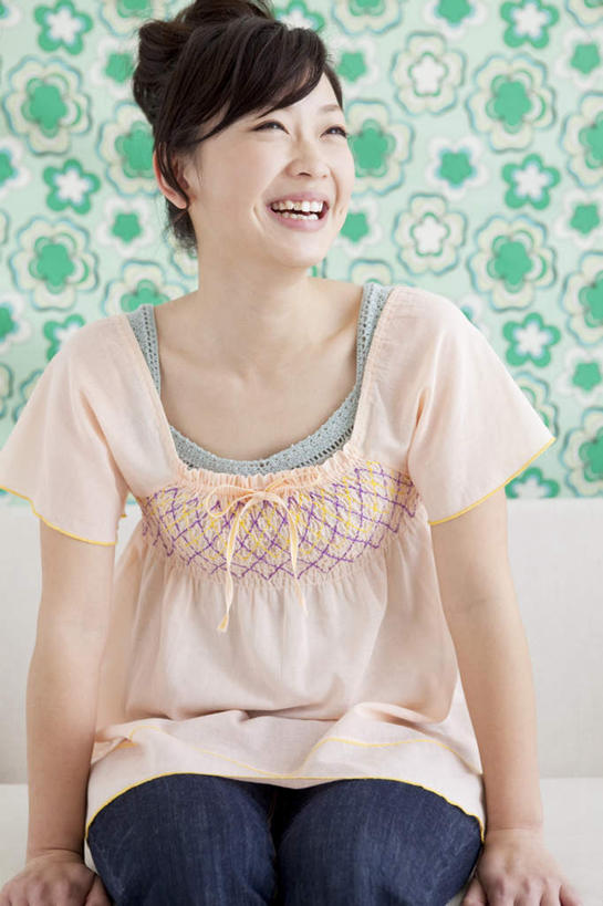 东方人,一个人,客厅,坐,笑,微笑,露齿笑,竖图,室内,白天,正面,壁纸,沙发,亚洲,仅一个年轻女性,仅一个女性,仅一个人,撑,花纹,服装,图案,墙,注视,休闲装,黄种人,墙壁,墙面,衣服,绿色,观察,看,休闲,休闲服,服饰,观看,察看,起居室,撑着,关注,布艺沙发,客堂,年轻女性,女人,女性,亚洲人,墙纸,坐着,半身,彩图