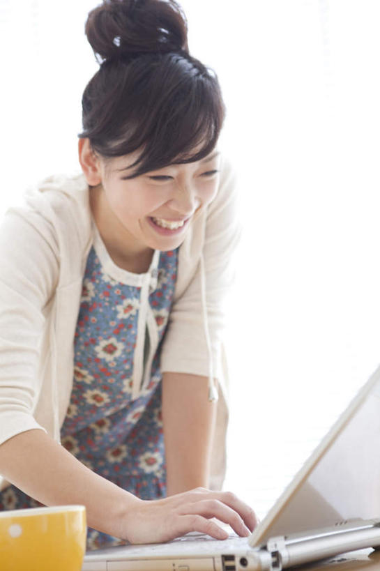 东方人,一个人,站,竖图,室内,白天,正面,电脑,笔记本电脑,杯子,亚洲,仅一个年轻女性,仅一个女性,仅一个人,敲打,弯腰,服装,网络,注视,休闲装,黄种人,输入,通讯设备,衣服,黄色,水杯,打字,观察,看,站着,休闲,休闲服,服饰,观看,点击,敲击,察看,无线,关注,通信设备,无线网络,无线上网,便携式电脑,弯身,按键,手提电脑,年轻女性,女人,女性,亚洲人,茶杯,站立,半身,彩图