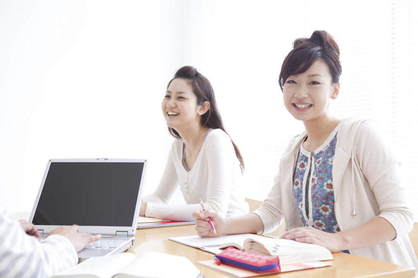 东方人,三个人,伙伴,朋友,坐,笑,微笑,露齿笑,横图,室内,白天,正面,友谊,电脑,笔记本电脑,桌子,书籍,亚洲,一本,敲打,握,服装,网络,木制,办公桌,墙,记事本,注视,休闲装,黄种人,输入,通讯设备,座椅,墙壁,墙面,一个,衣服,红色,本子,笔袋,笔记本,木制品,打字,观察,看,休闲,休闲服,握着,服饰,单个,观看,点击,敲击,察看,无线,关注,通信设备,无线网络,无线上网,便携式电脑,一部,友情,按键,手提电脑,男人,男性,年轻男性,年轻女性,女人,女性,亚洲人,书,图书,坐着,半身,彩图