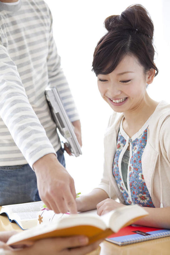 东方人,两个人,伙伴,朋友,办公室,站,坐,笑,微笑,露齿笑,竖图,室内,白天,正面,友谊,电脑,笔记本电脑,家具,桌子,书籍,亚洲,指,服装,网络,办公桌,记事本,拿,拿着,注视,休闲装,黄种人,通讯设备,衣服,本子,笔记本,观察,看,站着,休闲,休闲服,服饰,观看,两本,察看,无线,指着,关注,通信设备,无线网络,无线上网,便携式电脑,办公家具,友情,手提电脑,男人,男性,年轻男性,年轻女性,女人,女性,亚洲人,书,图书,站立,坐着,半身,彩图