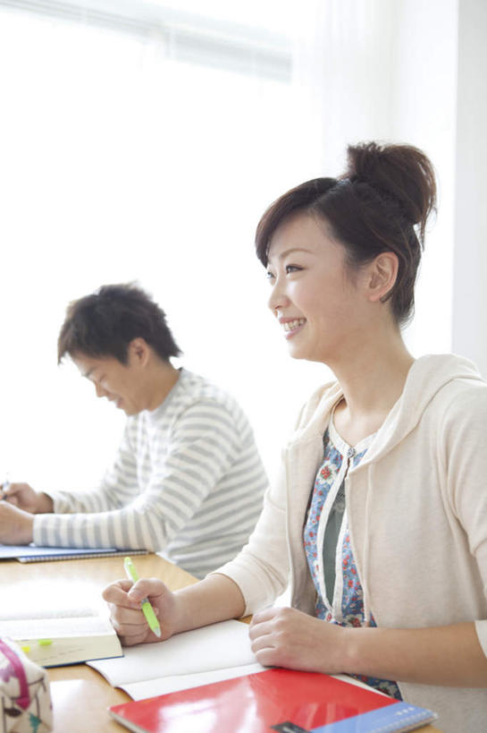 东方人,两个人,伙伴,朋友,办公室,坐,笑,微笑,露齿笑,竖图,室内,白天,正面,友谊,窗户,家具,落地窗,桌子,书籍,亚洲,一本,握,服装,笔,办公桌,办公用品,记事本,拿,拿着,注视,休闲装,黄种人,玻璃窗,文具,衣服,黄色,白色,本子,笔袋,笔记本,学习用品,低头,观察,看,休闲,休闲服,握着,服饰,观看,两本,文具用品,一支,察看,关注,办公家具,友情,男人,男性,年轻男性,年轻女性,女人,女性,亚洲人,书,图书,坐着,半身,彩图