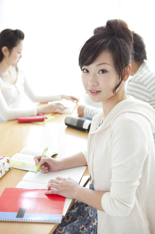 东方人,三个人,伙伴,朋友,办公室,坐,笑,微笑,露齿笑,竖图,室内,白天,侧面,友谊,家具,桌子,书籍,亚洲,一本,握,服装,笔,办公桌,办公用品,记事本,扭头,注视,休闲装,黄种人,文具,三个,衣服,红色,白色,黑色,本子,笔袋,笔记本,学习用品,观察,看,转头,休闲,休闲服,握着,服饰,观看,两本,文具用品,察看,关注,办公家具,友情,男人,男性,年轻男性,年轻女性,女人,女性,亚洲人,书,图书,坐着,半身,彩图