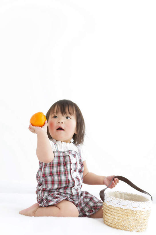 东方人,儿童,一个人,坐,交叉,竖图,室内,白天,白色背景,正面,纯洁,竹子,柑橘,亚洲,仅一个女性,仅一个人,握,竹制,服装,编织,格子,篮子,拿,拿着,注视,黄种人,一个,小孩,衣服,竹篮,观察,看,张嘴,仅一个小孩,背带裤,可爱,童年,童趣,握着,摄影,服饰,影棚,单个,观看,竹条,交织,察看,竹制品,衣着,穿着,关注,张大嘴巴,童真,烂漫,无邪,衣饰,穿插,天真,女孩,女人,女性,亚洲人,孩子,张开嘴,橘子,桔子,橙子,橙,抬头,仰头,坐着,彩图,全身,影棚拍摄,拍摄,女生