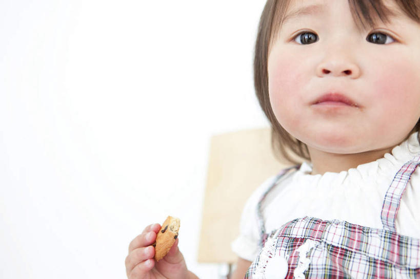 点心,东方人,儿童,眼睛,眉毛,睫毛,一个人,坐,吃,横图,室内,白天,白色背景,正面,纯洁,椅子,亚洲,瞳孔,仅一个女性,仅一个人,一块,服装,格子,木椅,食品,拿,拿着,注视,黄种人,食物,小孩,衣服,黑色,饼干,零食,观察,看,仅一个小孩,背带裤,可爱,童年,童趣,眼部,摄影,服饰,影棚,观看,察看,衣着,穿着,关注,童真,烂漫,无邪,衣饰,天真,女孩,女人,女性,亚洲人,孩子,长发,睫,眉,眼,眼睫毛,眼眉,嚼,食,坐着,半身,彩图,影棚拍摄,拍摄,眼眉毛,女生