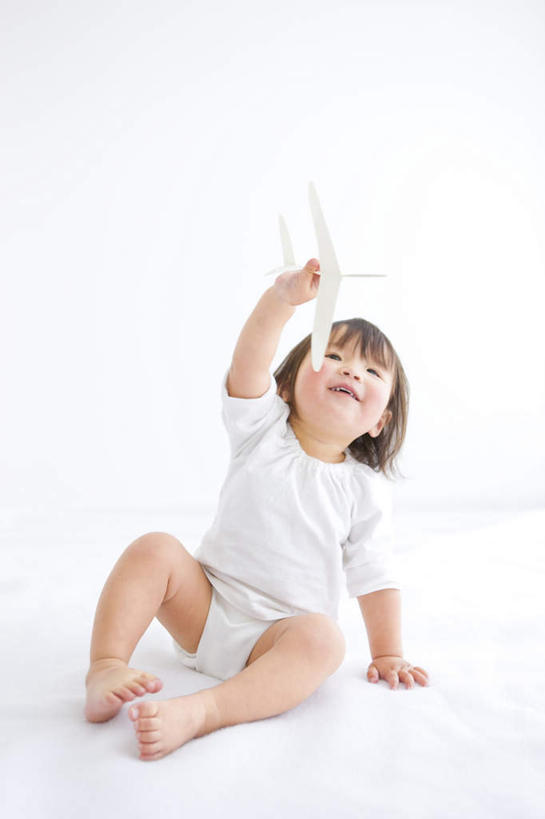 东方人,儿童,一个人,坐,举,竖图,室内,白天,白色背景,正面,游戏,纯洁,飞机,玩具,亚洲,仅一个女性,仅一个人,撑,短裤,服装,艺术,折纸,纸艺,手工艺品,拿,玩,拿着,注视,黄种人,文化,娱乐,小孩,衣服,白色,模型,工艺品,观察,看,托,仅一个小孩,休闲,可爱,童年,童趣,益智,摄影,服饰,影棚,观看,活动,纸飞机,察看,撑着,高雅,衣着,穿着,发泄,关注,消遣,智力,童真,烂漫,无邪,工艺折纸,自信心,品位,宣泄,衣饰,天真,女孩,女人,女性,亚洲人,孩子,举起,举手,举着,玩耍,嬉戏,向上举,向上伸,向上托,坐着,彩图,全身,影棚拍摄,拍摄,女生