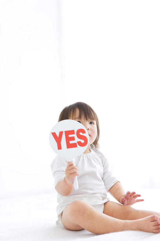 东方人,儿童,一个人,坐,竖图,室内,白天,白色背景,正面,纯洁,指示牌,亚洲,仅一个女性,仅一个人,握,短裤,服装,英文,标志,牌子,文字,字符,字母,拿,拿着,注视,黄种人,标识,小孩,衣服,红色,白色,观察,看,仅一个小孩,可爱,童年,童趣,握着,摄影,服饰,影棚,观看,英文字母,察看,衣着,穿着,关注,童真,烂漫,无邪,衣饰,天真,女孩,女人,女性,亚洲人,孩子,坐着,半身,彩图,影棚拍摄,拍摄,女生