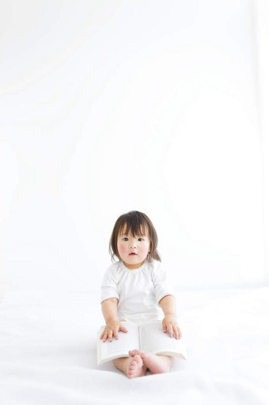 东方人,儿童,眼睛,眉毛,睫毛,一个人,坐,捧,竖图,室内,白天,白色背景,正面,纯洁,书籍,亚洲,瞳孔,仅一个女性,仅一个人,一本,短裤,服装,注视,黄种人,小孩,衣服,白色,黑色,观察,看,仅一个小孩,可爱,童年,童趣,眼部,摄影,服饰,影棚,观看,察看,衣着,穿着,关注,瞪眼,童真,烂漫,无邪,衣饰,天真,女孩,女人,女性,亚洲人,孩子,睫,眉,眼,眼睫毛,眼眉,书,图书,端,端着,捧着,手捧,坐着,彩图,全身,影棚拍摄,拍摄,眼眉毛,女生