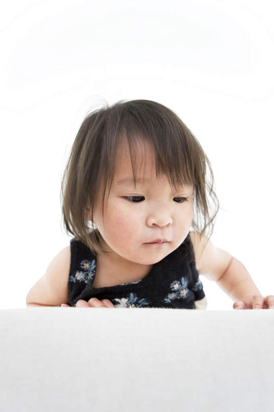 东方人,儿童,脸,头,脸颊,一个人,客厅,竖图,室内,特写,白天,白色背景,正面,裙子,纯洁,沙发,亚洲,仅一个女性,仅一个人,背心,黄种人,小孩,白色,黑色,低头,趴着,仅一个小孩,可爱,童年,童趣,短裙,摄影,影棚,半身裙,起居室,布艺沙发,童真,烂漫,无邪,客堂,天真,女孩,女人,女性,亚洲人,孩子,头部,脸部,脸蛋,面部,趴,半身,彩图,影棚拍摄,拍摄,女生