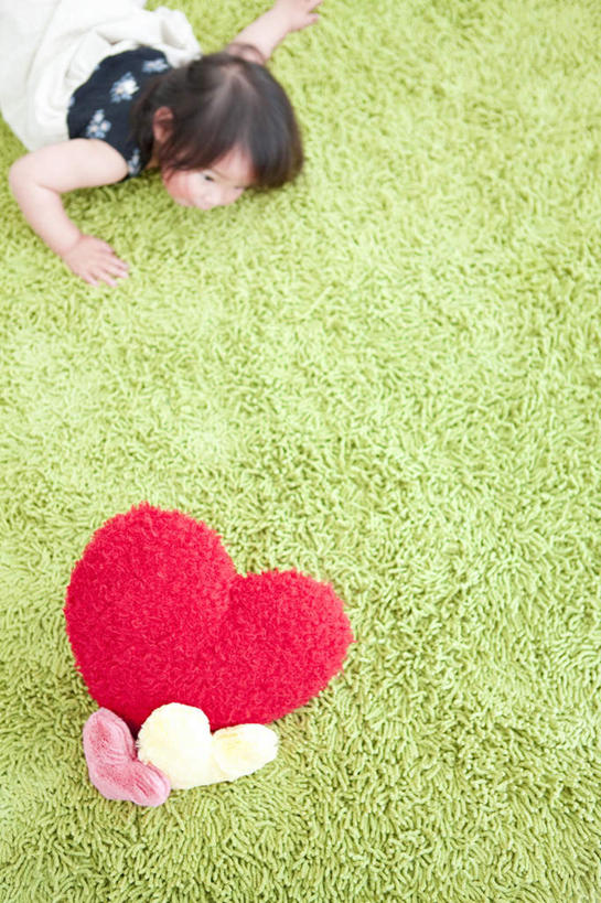 东方人,儿童,一个人,竖图,俯视,室内,白天,裙子,爱情,游戏,纯洁,靠垫,玩具,纺织品,亚洲,仅一个女性,仅一个人,撑,爱心,装饰,背心,毛毯,毯子,靠枕,浪漫,玩,黄种人,娱乐,纺织,三个,小孩,粉色,红色,绿色,白色,黑色,抱枕,垫子,枕头,趴着,仅一个小孩,休闲,温暖,温馨,心形,恩爱,可爱,童年,童趣,益智,短裙,活动,半身裙,华丽,修饰,点缀,和睦,撑着,发泄,消遣,智力,童真,烂漫,无邪,宣泄,衬托,美观,雅致,雅观,天真,女孩,女人,女性,亚洲人,孩子,心型,趴,玩耍,嬉戏,半身,彩图,高角度拍摄,融洽,女生