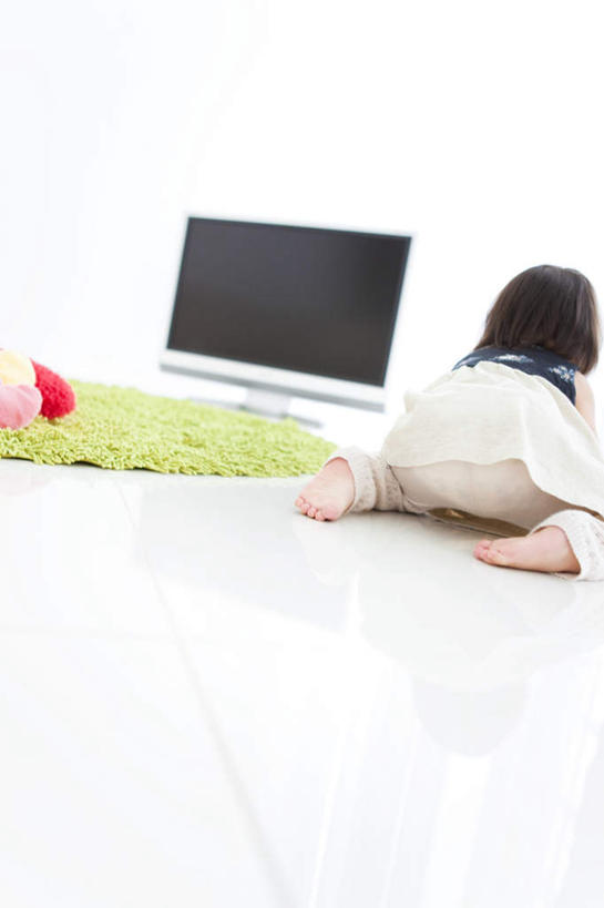 东方人,儿童,一个人,竖图,室内,白天,裙子,爱情,纯洁,靠垫,电视,纺织品,亚洲,仅一个女性,仅一个人,爱心,环保,装饰,背心,毛毯,毯子,靠枕,浪漫,黄种人,纺织,两个,小孩,背面,粉色,红色,绿色,白色,黑色,抱枕,垫子,液晶电视,枕头,趴着,仅一个小孩,温暖,温馨,心形,恩爱,可爱,清晰,童年,童趣,短裙,轻薄,半身裙,华丽,修饰,回收,点缀,和睦,资源,彩电,利用,童真,便携,低碳,烂漫,无邪,循环,衬托,美观,雅致,雅观,彩色电视机,天真,女孩,女人,女性,亚洲人,孩子,心型,电视机,趴,半身,彩图,融洽,高清,女生