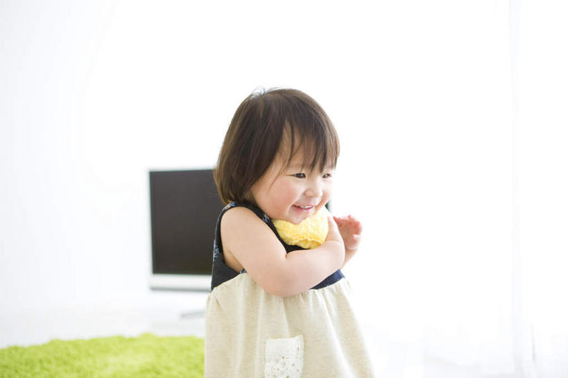 东方人,儿童,一个人,站,抱,笑,微笑,露齿笑,横图,室内,白天,正面,裙子,爱情,纯洁,靠垫,电视,纺织品,亚洲,仅一个女性,仅一个人,爱心,环保,装饰,背心,毛毯,毯子,靠枕,浪漫,注视,黄种人,纺织,一个,小孩,黄色,绿色,白色,黑色,抱枕,垫子,液晶电视,枕头,观察,看,站着,仅一个小孩,温暖,温馨,心形,恩爱,可爱,清晰,童年,童趣,短裙,轻薄,单个,抱着,观看,半身裙,华丽,修饰,回收,点缀,和睦,资源,察看,搂着,关注,彩电,利用,童真,便携,低碳,烂漫,无邪,循环,衬托,美观,雅致,雅观,彩色电视机,天真,女孩,女人,女性,亚洲人,孩子,心型,电视机,怀抱,搂,搂抱,相抱,拥抱,站立,半身,彩图,融洽,高清,女生