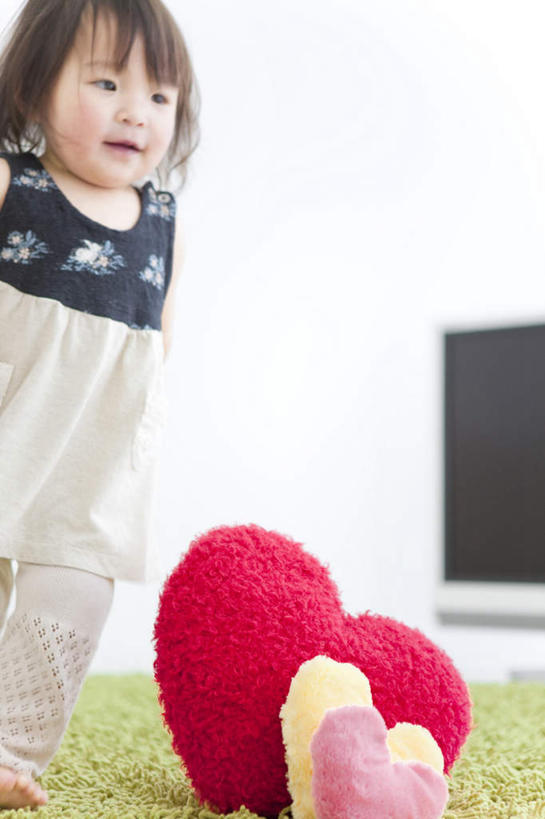 东方人,儿童,一个人,跑,竖图,室内,白天,仰视,裙子,爱情,游戏,纯洁,靠垫,电视,纺织品,亚洲,仅一个女性,仅一个人,爱心,环保,装饰,背心,毛毯,毯子,靠枕,浪漫,玩,黄种人,娱乐,纺织,三个,小孩,粉色,黄色,红色,绿色,白色,黑色,抱枕,垫子,液晶电视,枕头,仅一个小孩,休闲,温暖,温馨,心形,赤脚,恩爱,可爱,清晰,童年,童趣,短裙,轻薄,活动,半身裙,华丽,修饰,回收,点缀,和睦,资源,发泄,消遣,智力,彩电,利用,童真,便携,低碳,烂漫,无邪,循环,宣泄,衬托,美观,雅致,雅观,彩色电视机,天真,女孩,女人,女性,亚洲人,孩子,心型,电视机,跑步,玩耍,嬉戏,半身,彩图,低角度拍摄,融洽,高清,女生