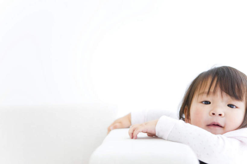 东方人,儿童,一个人,客厅,笑,微笑,横图,室内,白天,正面,裙子,纯洁,沙发,亚洲,仅一个女性,仅一个人,背心,黄种人,小孩,白色,黑色,趴着,仅一个小孩,可爱,童年,童趣,短裙,半身裙,起居室,布艺沙发,童真,烂漫,无邪,客堂,天真,女孩,女人,女性,亚洲人,孩子,趴,半身,彩图,女生