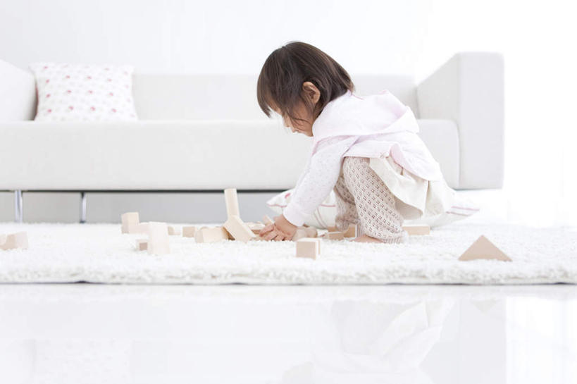 东方人,儿童,一个人,客厅,蹲,横图,室内,白天,侧面,游戏,纯洁,智慧,靠垫,沙发,玩具,亚洲,仅一个女性,仅一个人,许多,木制,毯子,靠枕,拿,玩,拿着,黄种人,娱乐,外套,一个,小孩,白色,木制品,抱枕,枕头,仅一个小孩,休闲,积木,可爱,童年,童趣,益智,单个,活动,起居室,思维,发泄,消遣,智力,想象,布艺沙发,童真,烂漫,无邪,宣泄,客堂,天真,女孩,女人,女性,亚洲人,孩子,蹲着,玩耍,嬉戏,彩图,全身,女生