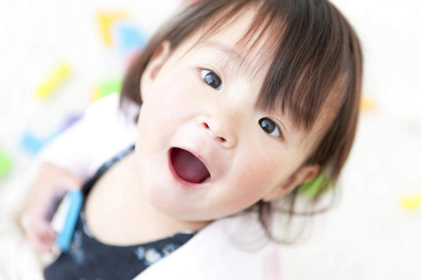 东方人,儿童,脸,头,眼睛,脸颊,一个人,站,横图,俯视,室内,特写,白天,裙子,游戏,纯洁,玩具,亚洲,瞳孔,仅一个女性,仅一个人,许多,朦胧,模糊,背心,玩,注视,黄种人,娱乐,小孩,红色,蓝色,绿色,白色,黑色,观察,看,站着,张嘴,仅一个小孩,休闲,可爱,童年,童趣,益智,短裙,眼部,观看,活动,半身裙,斗鸡眼,察看,发泄,关注,消遣,智力,张大嘴巴,童真,烂漫,无邪,宣泄,对眼,内斜,天真,女孩,女人,女性,亚洲人,孩子,头部,脸部,脸蛋,面部,眼,张开嘴,玩耍,嬉戏,站立,半身,彩图,高角度拍摄,女生