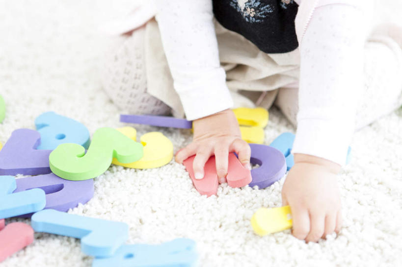 东方人,儿童,一个人,跪,横图,俯视,室内,白天,裙子,游戏,纯洁,玩具,纺织品,亚洲,仅一个女性,仅一个人,装饰,英文,背心,标志,毛毯,毯子,文字,字符,字母,拿,玩,拿着,黄种人,娱乐,标识,纺织,小孩,黄色,红色,蓝色,绿色,紫色,白色,黑色,垫子,仅一个小孩,休闲,温暖,抓,可爱,童年,童趣,益智,短裙,活动,半身裙,英文字母,华丽,修饰,点缀,发泄,消遣,智力,童真,烂漫,无邪,宣泄,衬托,美观,雅致,雅观,天真,女孩,女人,女性,亚洲人,孩子,跪着,玩耍,嬉戏,半身,彩图,高角度拍摄,女生