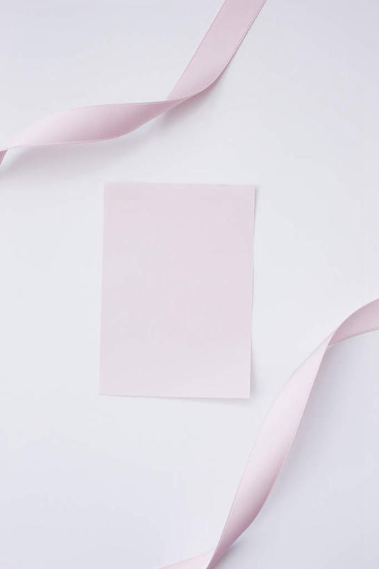 无人,竖图,俯视,室内,特写,白天,白色背景,静物,两根,一张,装饰,丝绸,丝带,缎带,纸张,绸带,粉色,摄影,影棚,华丽,修饰,点缀,衬托,美观,雅致,雅观,彩图,高角度拍摄,影棚拍摄,拍摄