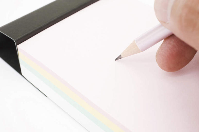 东方人,一个人,横图,俯视,室内,特写,白天,亚洲,仅一个人,一本,许多,握,粘性,笔,办公用品,便利贴,便签,拿,拿着,黄种人,文具,黄色,红色,蓝色,绿色,铅笔,学习用品,握着,文具用品,记事,一支,快捷,方便,N次贴,便条贴,告诉贴,即时贴,亚洲人,半身,彩图,高角度拍摄