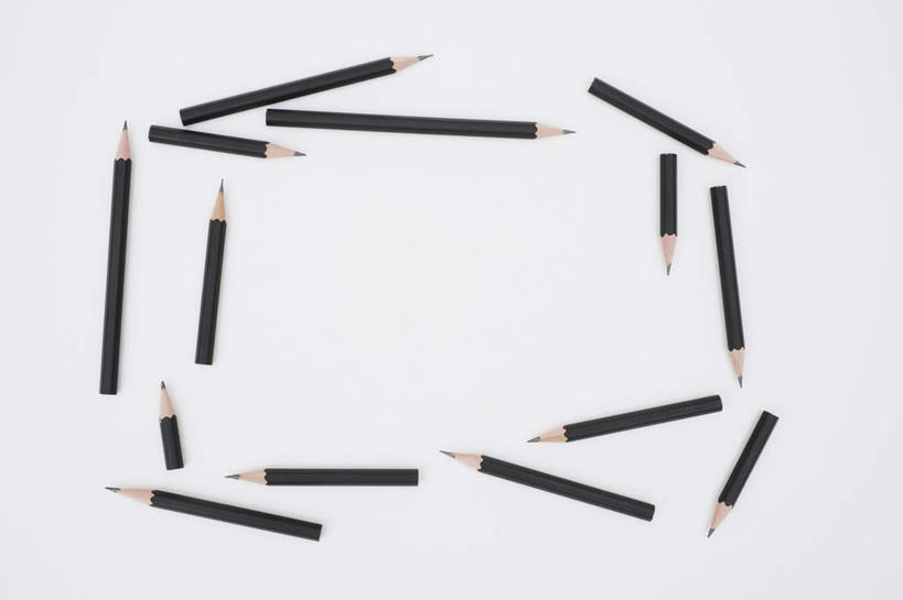 无人,横图,俯视,室内,特写,白天,白色背景,静物,一排,许多,整齐,环绕,散落,围绕,笔,办公用品,文具,排列,黑色,铅笔,学习用品,摄影,影棚,杂乱,文具用品,队列,彩图,高角度拍摄,影棚拍摄,拍摄