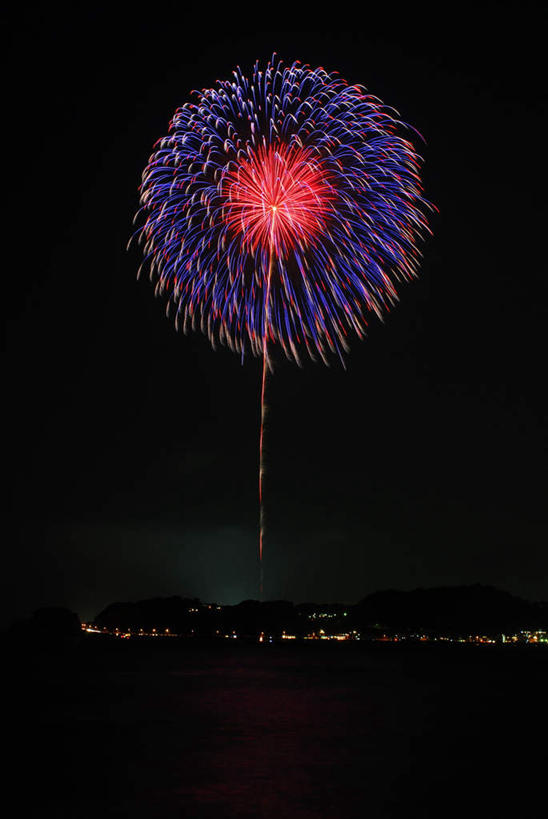 无人,竖图,室外,夜晚,仰视,海浪,海洋,烟火,神奈川,日本,亚洲,黑色背景,节日,庆祝,光线,光泽,圆形,浪花,光芒,神奈川县,文化,两个,粉色,紫色,黑色,天空,海水,焰火,天,庆典,闪耀,纪念,耀眼,闪烁,礼花,光辉,海景,东亚,镰仓,本州,关东地方,本州岛,日本国,花炮,礼花炮,毫光,烟花,大海,风浪,海,海水的波动,近岸浪,涌浪,彩图,低角度拍摄