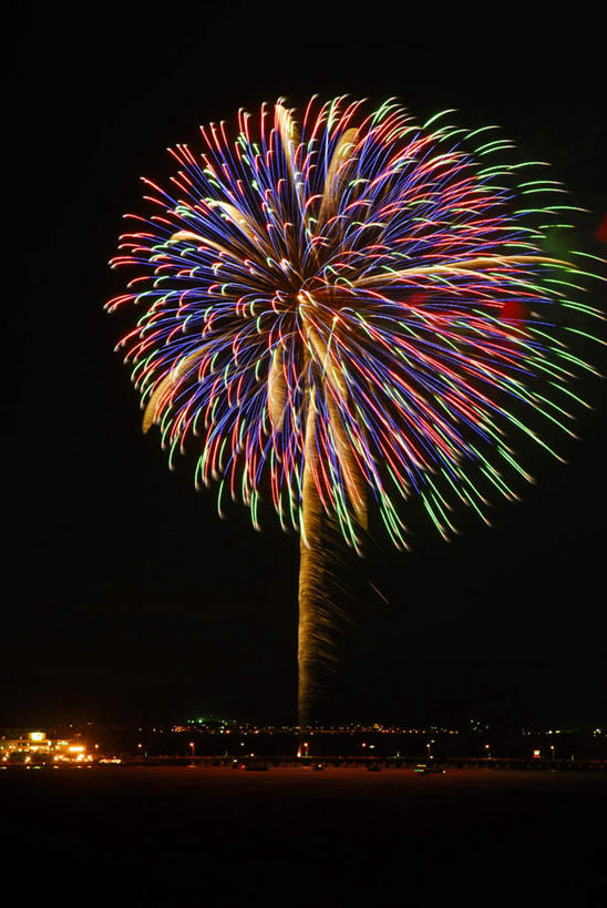 无人,竖图,室外,夜晚,仰视,海浪,海洋,烟火,夜景,神奈川,日本,亚洲,黑色背景,节日,庆祝,光线,光泽,圆形,浪花,光芒,神奈川县,文化,两个,黄色,紫色,黑色,天空,海水,焰火,天,庆典,闪耀,纪念,耀眼,闪烁,礼花,光辉,海景,东亚,镰仓,本州,关东地方,本州岛,日本国,花炮,礼花炮,毫光,烟花,大海,风浪,海,海水的波动,近岸浪,涌浪,彩图,低角度拍摄