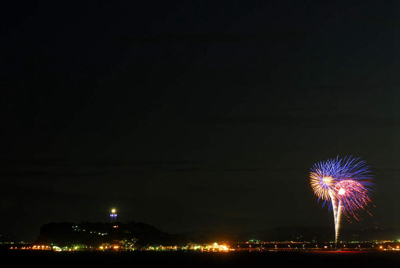 无人,横图,彩色,室外,夜晚,仰视,海浪,海洋,霓虹灯,烟火,夜景,神奈川,日本,亚洲,黑色背景,节日,庆祝,光线,光泽,圆形,浪花,灯光,七彩,光芒,神奈川县,文化,光源,霓虹,灯,两个,黄色,紫色,黑色,天空,海水,焰火,天,庆典,闪耀,纪念,耀眼,闪烁,照明设备,礼花,光辉,海景,东亚,镰仓,本州,关东地方,本州岛,日本国,氖灯,花炮,礼花炮,毫光,烟花,大海,风浪,海,海水的波动,近岸浪,涌浪,彩图,低角度拍摄