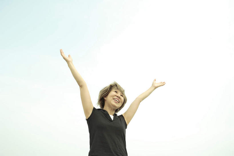 东方人,一个人,站,举,横图,室外,白天,仰视,T恤衫,亚洲,仅一个女性,仅一个人,云,云朵,棕色,T恤,云彩,注视,黄种人,蓝色,黑色,白云,蓝天,天空,天,观察,看,托,站着,仅一个中年女性,观看,察看,关注,女人,女性,中年女性,亚洲人,举起,举手,举着,向上举,向上伸,向上托,站立,半身,彩图,低角度拍摄,短发