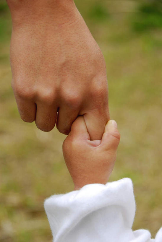 东方人,婴儿,儿童,手,两个人,家庭,父亲,站,握手,竖图,室外,特写,白天,纯洁,草地,草坪,植物,亚洲,双手,朦胧,模糊,黄种人,草,小孩,背面,绿色,站着,温暖,温馨,一家人,手部,父爱,可爱,童年,童趣,活泼,和睦,宝宝,童真,纯真,烂漫,无邪,伶俐,天真,男人,男性,年轻男性,亚洲人,孩子,年轻人,搀手,拉手,手拉手,手握手,站立,半身,彩图,融洽