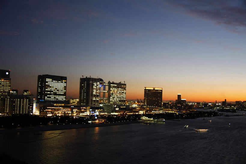 无人,高楼大厦,横图,彩色,室外,夜晚,正面,度假,海浪,海洋,美景,植物,城市风光,标志建筑,城市,大厦,地标,建筑,轮船,摩天大楼,霓虹灯,夜景,船,东京,日本,亚洲,一艘,景观,浪花,灯光,七彩,娱乐,光源,建设,霓虹,灯,树,树木,绿色,黑色,天空,自然,海水,交通工具,天,享受,休闲,景色,放松,生长,成长,御台场,照明设备,载具,海景,东亚,本州,关东地方,本州岛,日本国,东京都,氖灯,东京港,台场,大海,风浪,海,海水的波动,近岸浪,涌浪,彩图,大楼,高层建筑,高楼,摩天楼