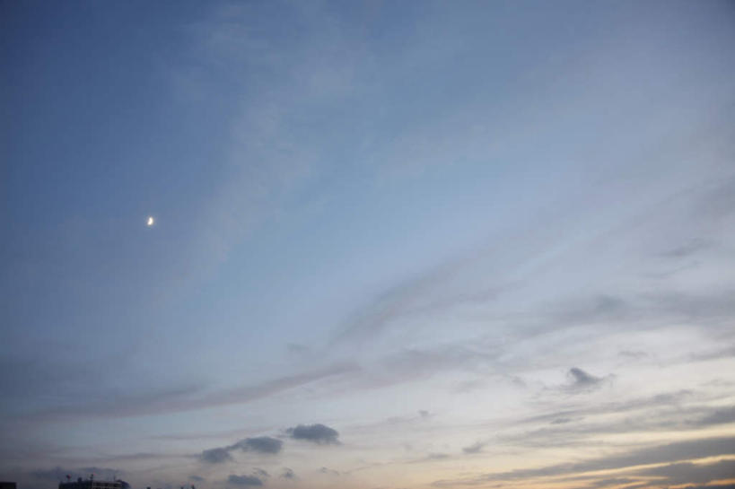 无人,横图,室外,白天,仰视,旅游,度假,美景,日落,景观,晚霞,霞光,月亮,云,云朵,落日,月光,云彩,娱乐,蓝色,白云,蓝天,天空,自然,黄昏,天,享受,休闲,景色,彩霞,放松,晴朗,明亮,自然风光,皎洁,夕照,晴空,夕阳,彩图,低角度拍摄,斜阳,一轮