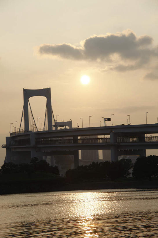 无人,高楼大厦,竖图,室外,白天,正面,旅游,度假,海浪,海洋,日落,标志建筑,大桥,大厦,地标,建筑,立交桥,摩天大楼,桥梁,东京,日本,亚洲,浪花,晚霞,霞光,云,云朵,高架,斜拉桥,桥,彩虹大桥,云彩,娱乐,建设,蓝色,白云,蓝天,天空,海水,黄昏,天,享受,休闲,旅游胜地,彩霞,放松,海景,东亚,本州,关东地方,本州岛,日本国,东京都,日本彩虹大桥,大海,风浪,海,海水的波动,近岸浪,涌浪,夕阳,彩图,大楼,高层建筑,高楼,摩天楼